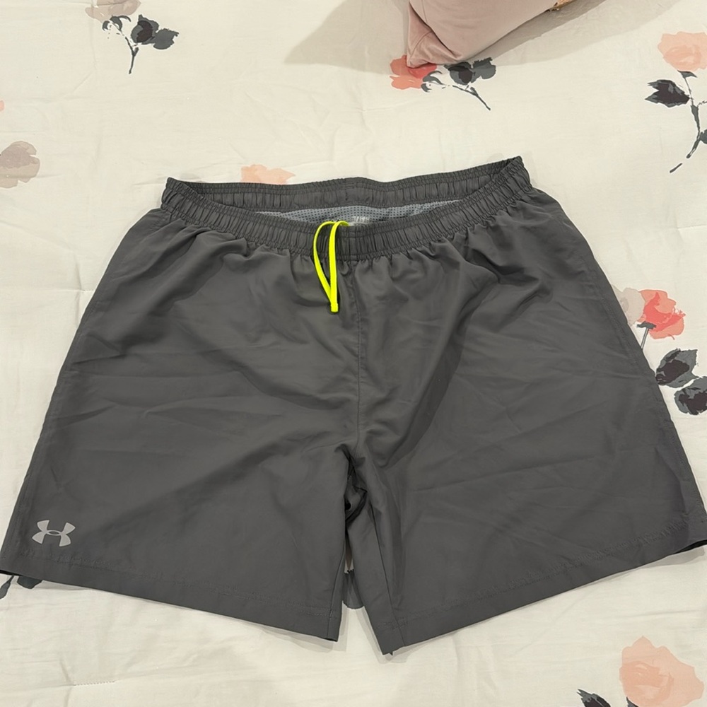Under Armour Men’s fitted HeatGear athletic shorts in size XL